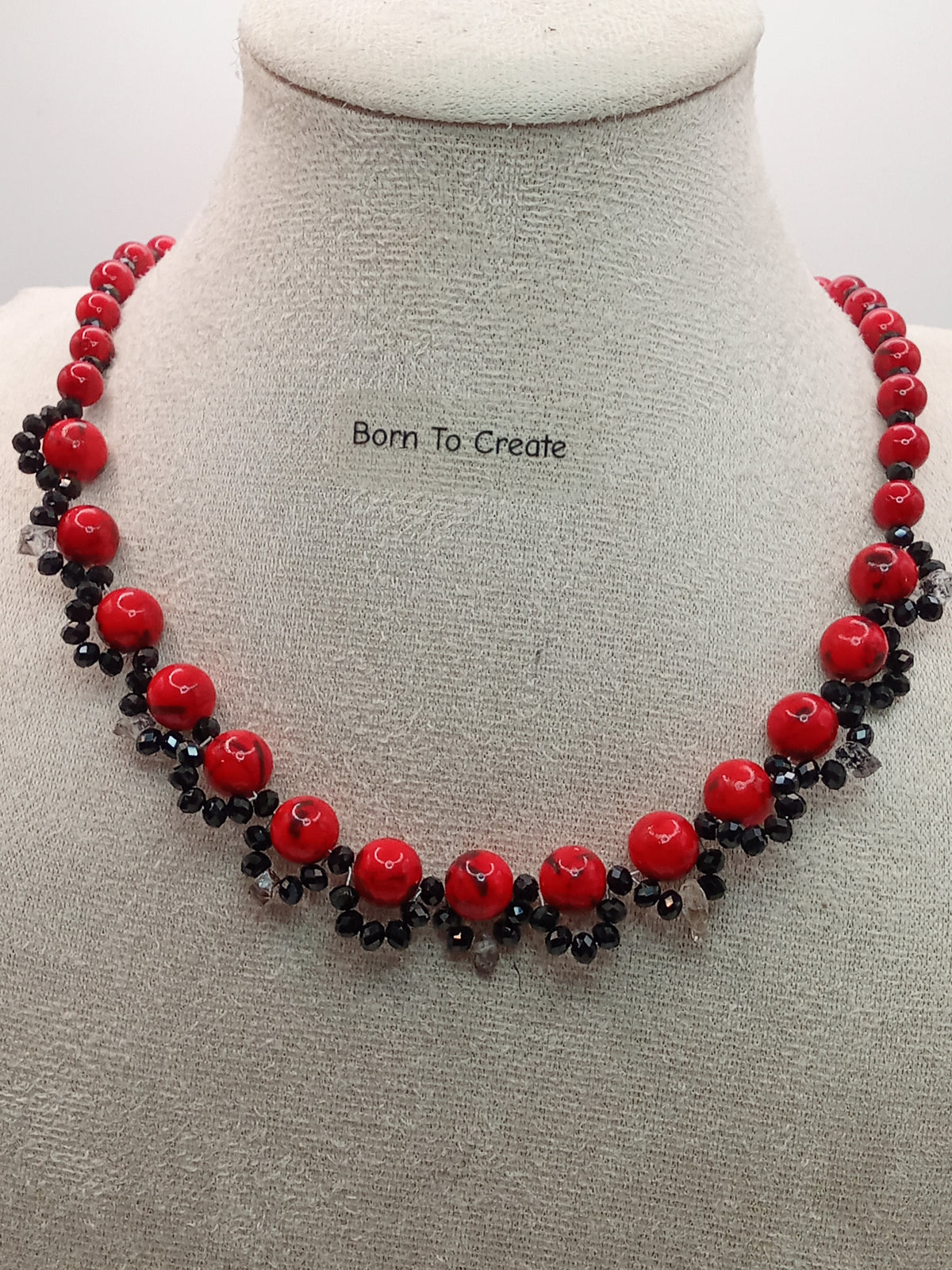 Collier Rouge Impérial

Rouge Impérial est une création artisanale inspirée de la noblesse, de la passion et du prestige. Son nom évoque les couleurs majestueuses des grandes cours royales, où le rouge symbolise la puissance, le courage.