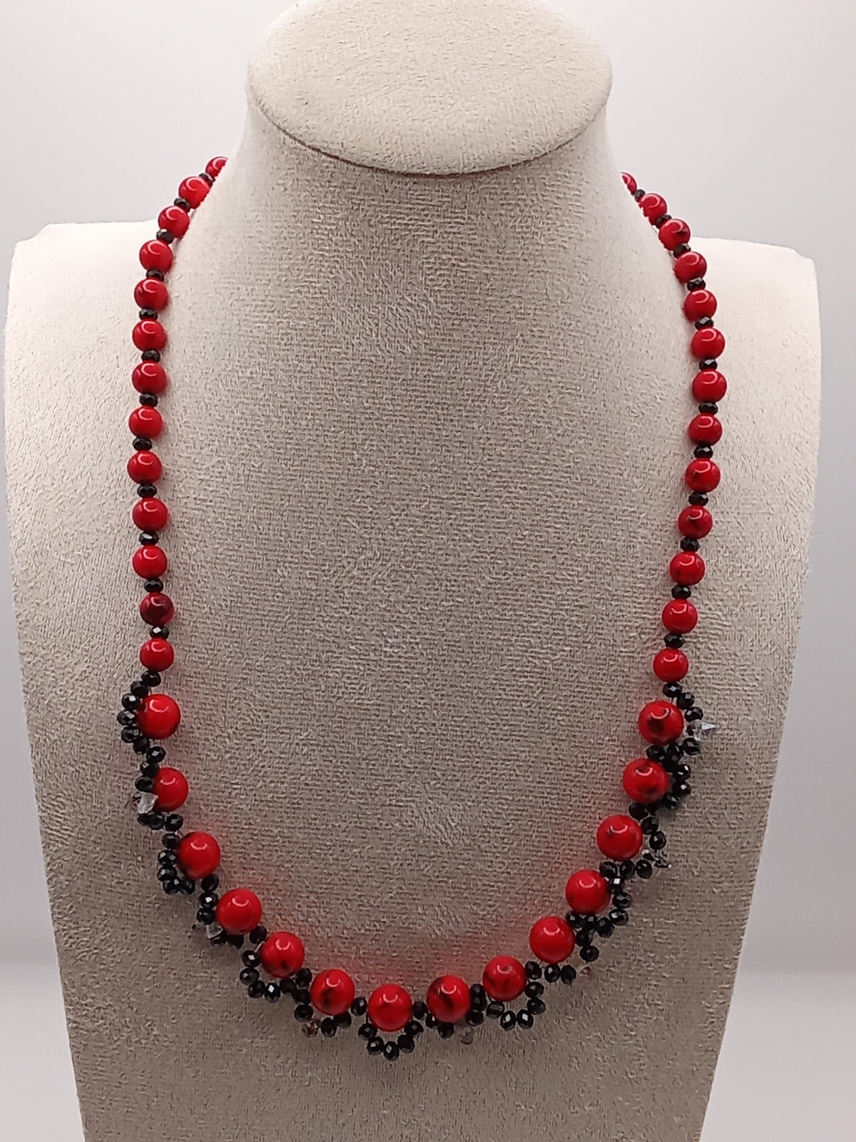 Collier Rouge Impérial

Rouge Impérial est une création artisanale inspirée de la noblesse, de la passion et du prestige. Son nom évoque les couleurs majestueuses des grandes cours royales, où le rouge symbolise la puissance, le courage.
