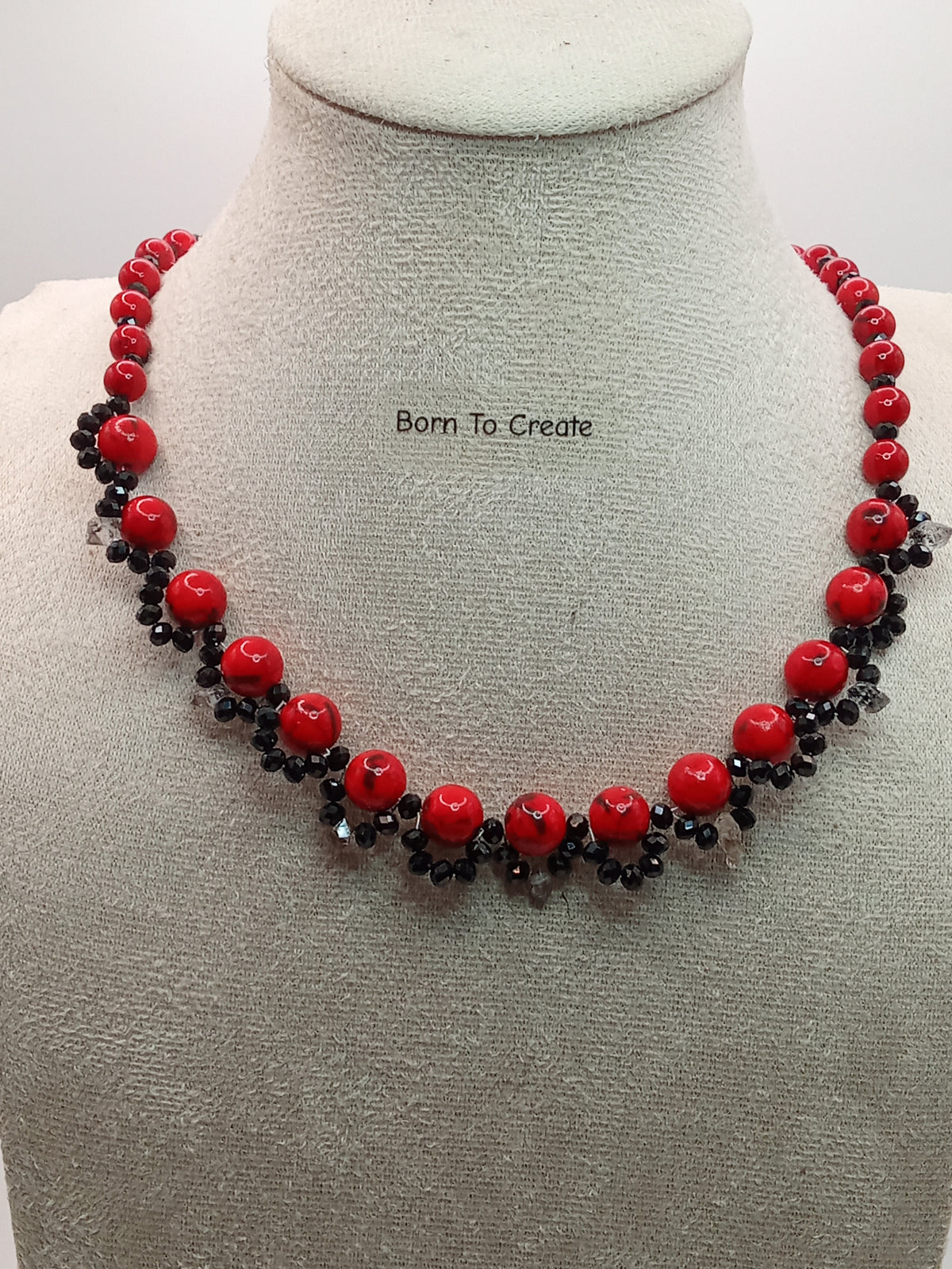 Collier Rouge Impérial

Rouge Impérial est une création artisanale inspirée de la noblesse, de la passion et du prestige. Son nom évoque les couleurs majestueuses des grandes cours royales, où le rouge symbolise la puissance, le courage.
