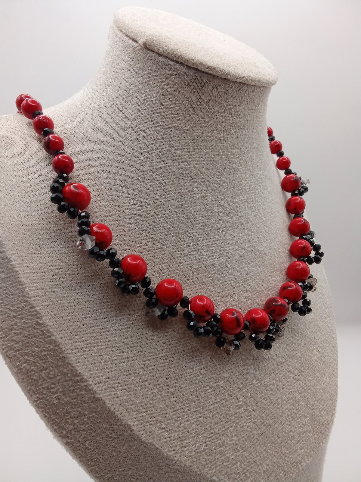 Collier Rouge Impérial

Rouge Impérial est une création artisanale inspirée de la noblesse, de la passion et du prestige. Son nom évoque les couleurs majestueuses des grandes cours royales, où le rouge symbolise la puissance, le courage.