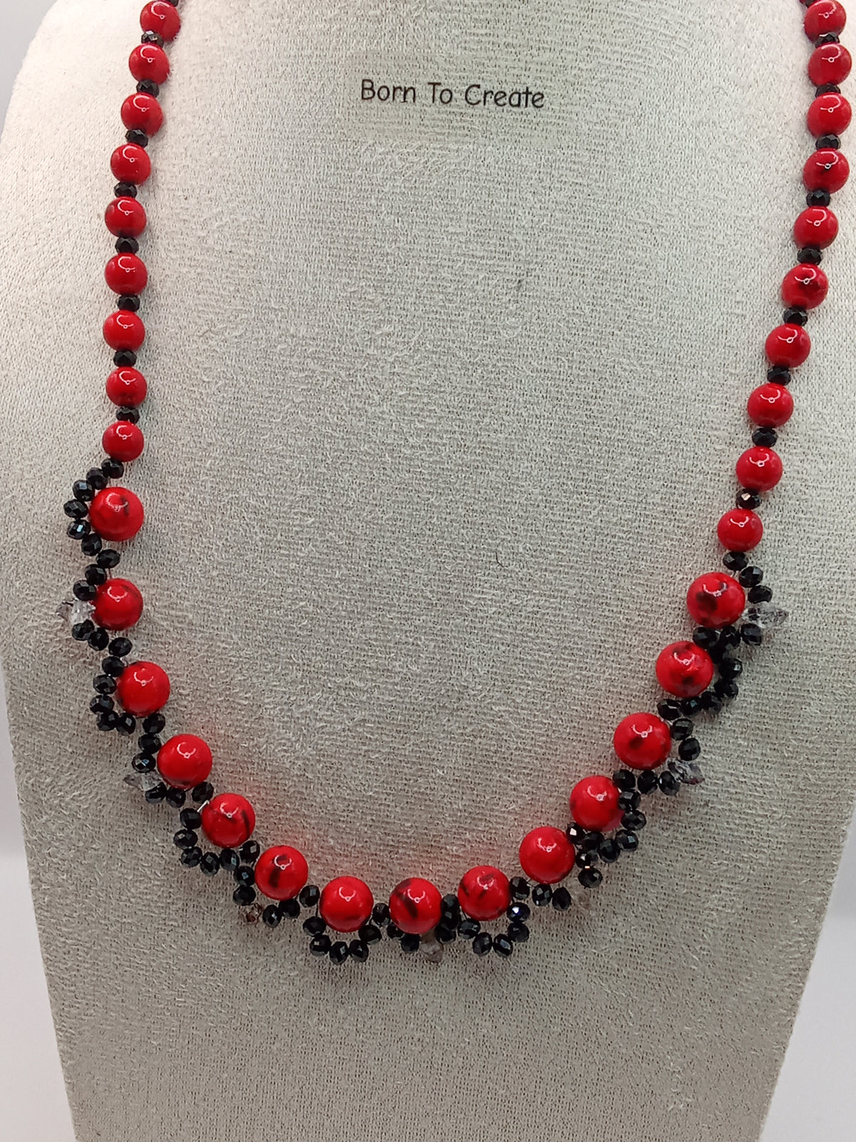 Collier Rouge Impérial

Rouge Impérial est une création artisanale inspirée de la noblesse, de la passion et du prestige. Son nom évoque les couleurs majestueuses des grandes cours royales, où le rouge symbolise la puissance, le courage.