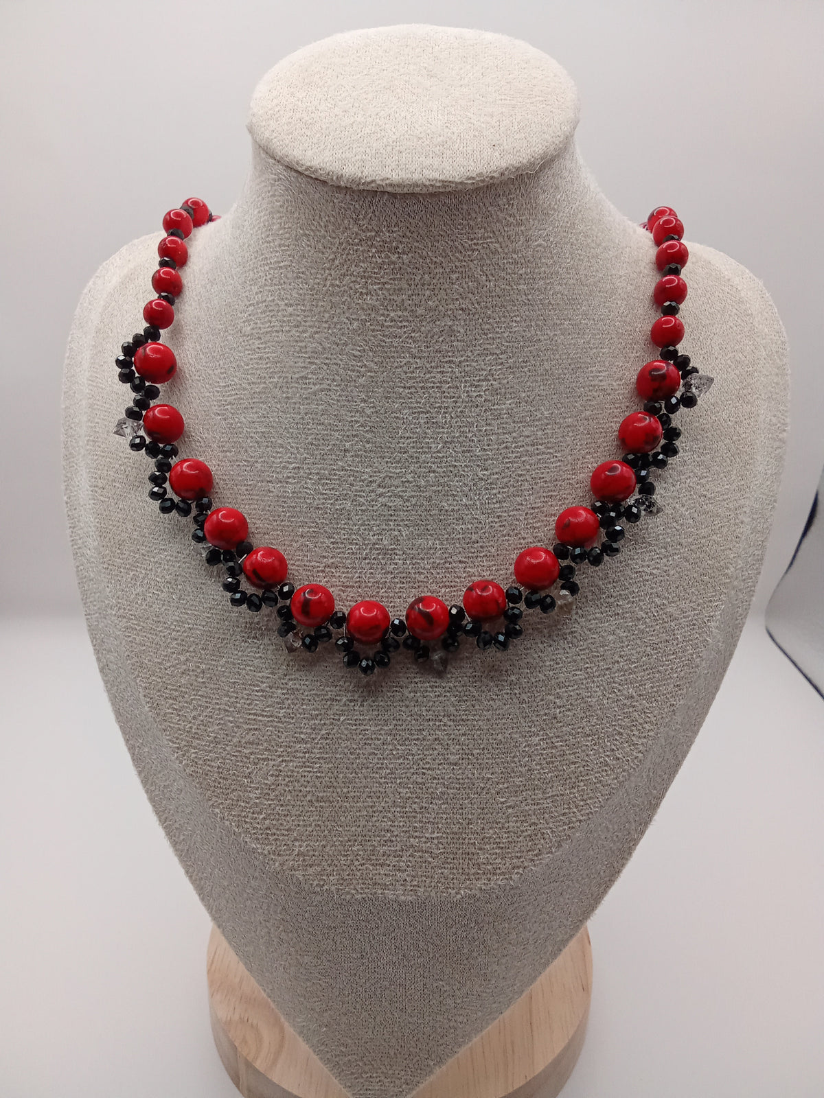 Collier Rouge Impérial

Rouge Impérial est une création artisanale inspirée de la noblesse, de la passion et du prestige. Son nom évoque les couleurs majestueuses des grandes cours royales, où le rouge symbolise la puissance, le courage.