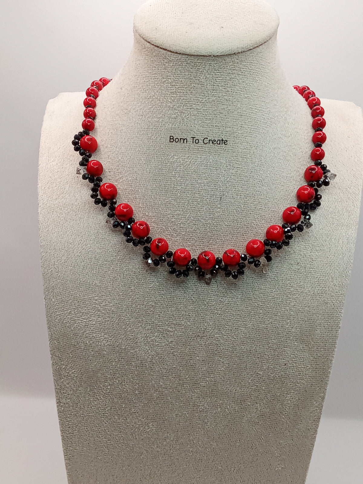 Collier Rouge Impérial

Rouge Impérial est une création artisanale inspirée de la noblesse, de la passion et du prestige. Son nom évoque les couleurs majestueuses des grandes cours royales, où le rouge symbolise la puissance, le courage.