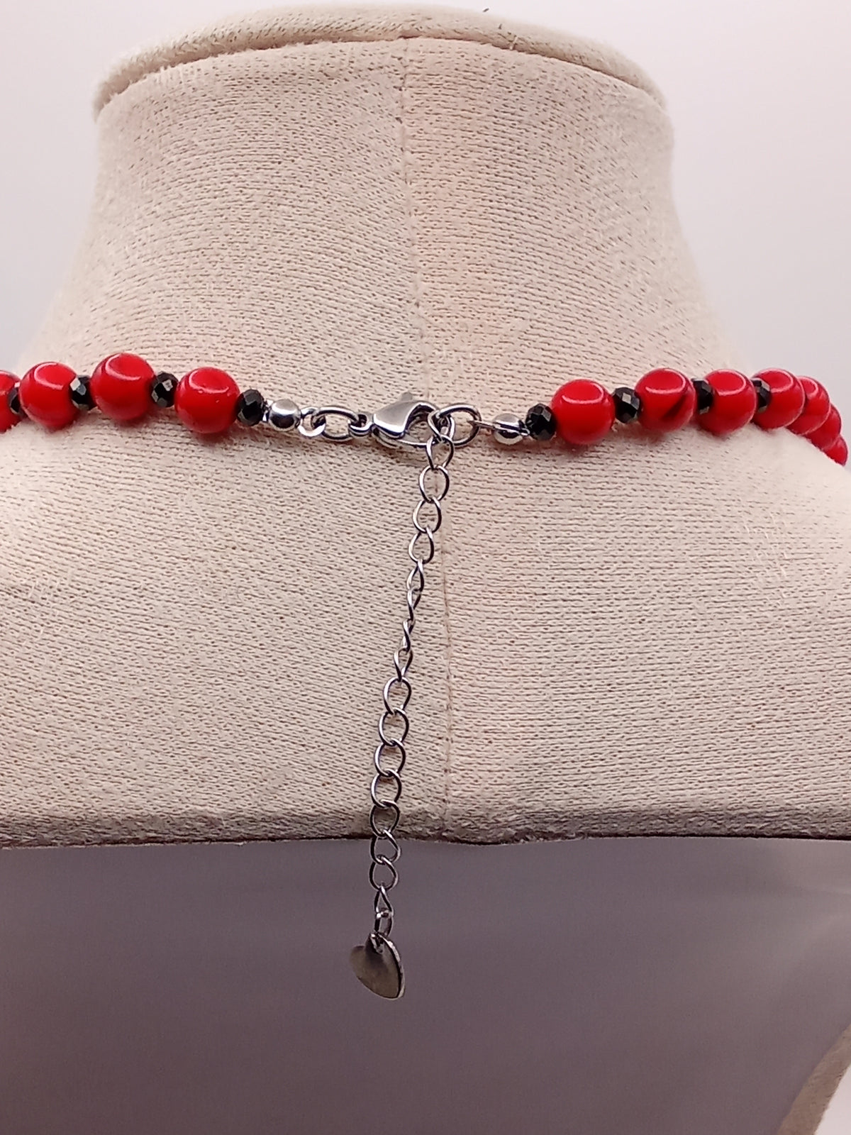 Collier Rouge Impérial

Rouge Impérial est une création artisanale inspirée de la noblesse, de la passion et du prestige. Son nom évoque les couleurs majestueuses des grandes cours royales, où le rouge symbolise la puissance, le courage.