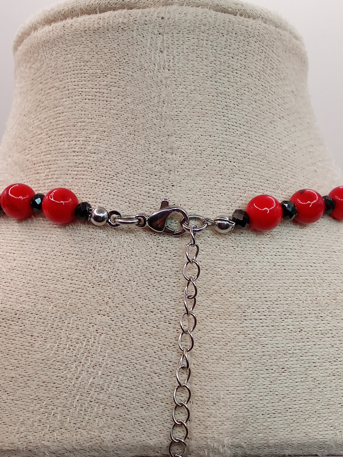 Collier Rouge Impérial

Rouge Impérial est une création artisanale inspirée de la noblesse, de la passion et du prestige. Son nom évoque les couleurs majestueuses des grandes cours royales, où le rouge symbolise la puissance, le courage.