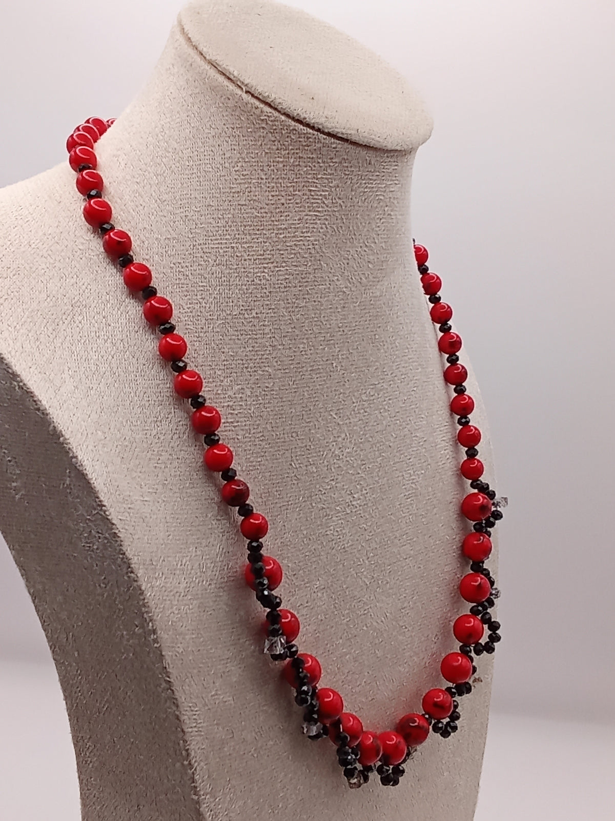 Collier Rouge Impérial

Rouge Impérial est une création artisanale inspirée de la noblesse, de la passion et du prestige. Son nom évoque les couleurs majestueuses des grandes cours royales, où le rouge symbolise la puissance, le courage.